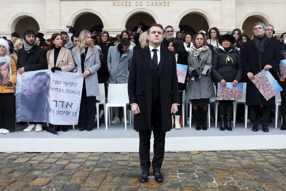 Frankrikes president Emmanuel Macron på en seremoni for franske statsborgere som ble drept i terrorangrepet som Hamas og andre militante palestinere gjennomførte mot Sør-Israel for fire måneder siden.
 Foto: Gonzalo Fuentes / AP / NTB
