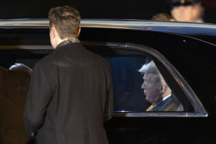Trump kjøper ny Tesla i støtteerklæring for Musk
