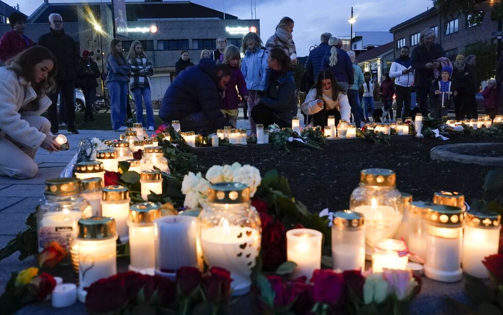 Mange har lagt ned blomster og tent lys på Stortorvet i Kongsberg etter at en mann drepte fem personer i byen onsdag kveld.
 Foto: Terje Bendiksby / NTB