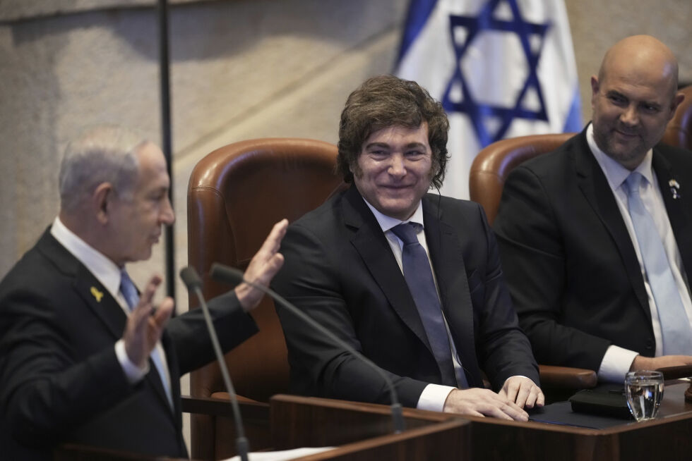 Israels statsminister Benjamin Netanyahu (t.v.), ønsker Argentinas president Javier Milei, velkommen til Knesset, Israels parlament, sammen med speaker Amir Ohana (t.h.), velkommen , i Jerusalem, onsdag 11. juni 2025.
 Foto: AP Photo/Ohad Zwigenberg/NTB