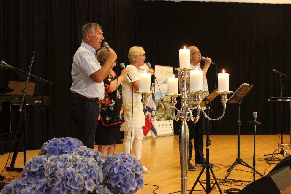 Sang: Hymnos, ledet av Svein Bjørn Losnegård, løftet forsamlingen med kristne kjernesanger.
 Foto: Finn Jarle Sæle