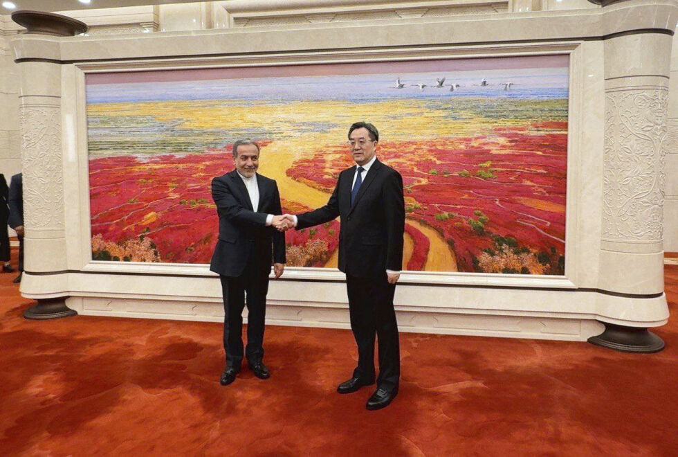På dette bildet utgitt av det iranske utenriksdepartementet, håndhilser den iranske utenriksministeren Abbas Araghchi, til venstre, på Kinas visestatsminister Ding Xuexiang under et møte i Beijing, Kina, onsdag 23. april 2025.
 Foto: Det iranske utenriksdepartementet via AP/NTB