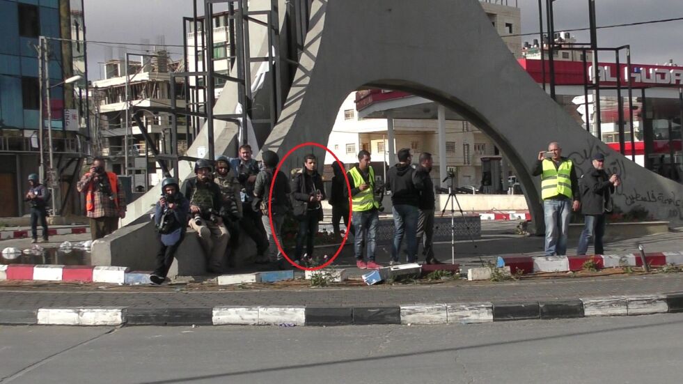 TERRORIST: Her, midt blant en gruppe journalister, står terroristen like før angrepet ved kontrollposten utenfor Ramallah.
 Foto: Israelsk politi.
