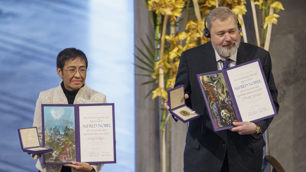 Journalistene Maria Ressa og Dmitrij Muratov mottok fredag Nobels fredspris 2021 for sin innsats for ytringsfrihet.
 Foto: Cornelius Poppe / NTB
