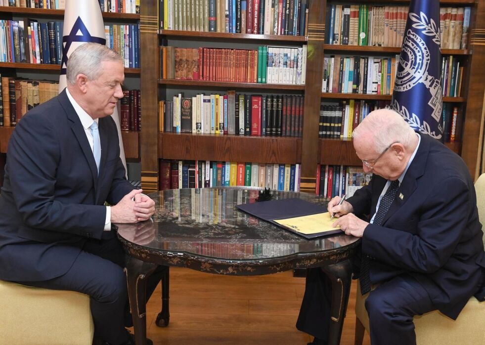 OPPDRAG: Benny Gantz, lederen for Blått og hvitt, fikk mandag i oppdrag av president Reuven Rivlin å danne regjering. Målet er en bred samling mellom Blått og hvitt og Likud. Foto: GPO