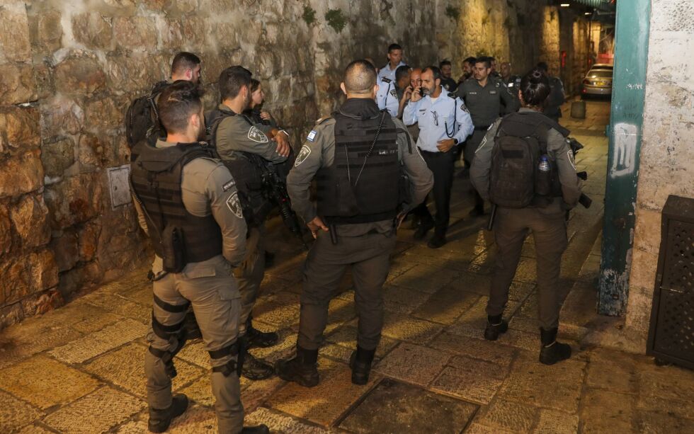 Politiet på åstedet for skytingen i gamlebyen i Jerusalem søndag.
 Foto: Mahmoud Illean / NTB / AP