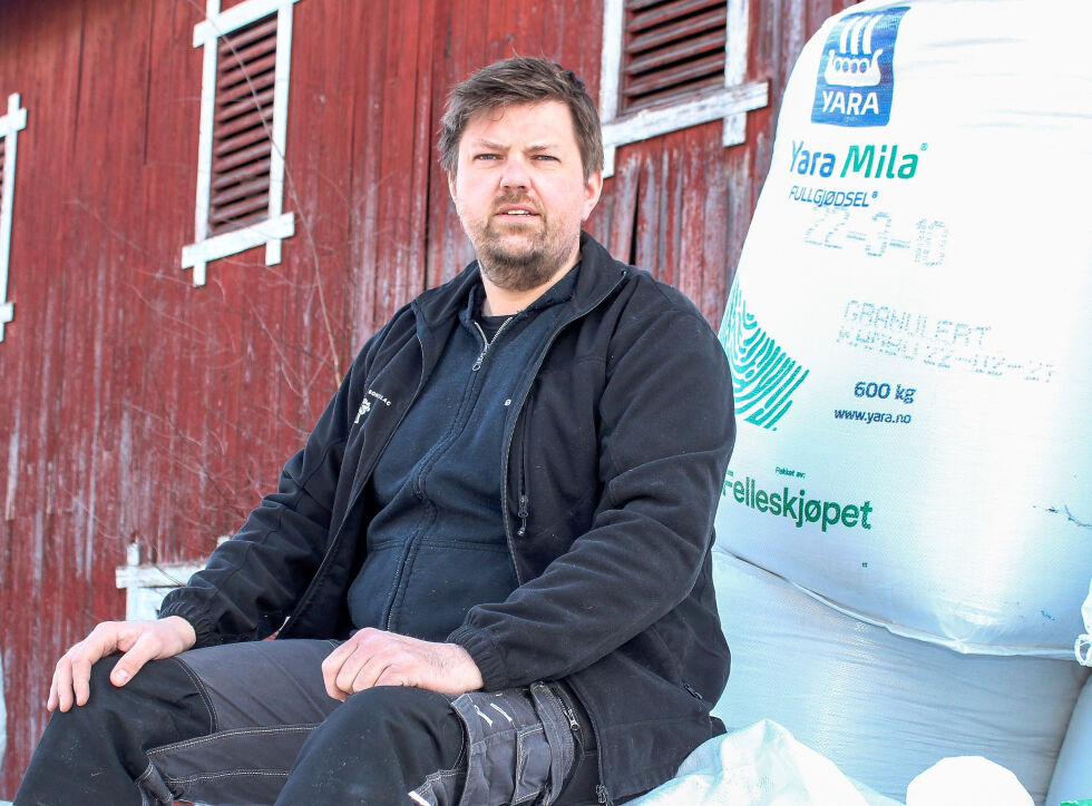 ER GULL VERDT: Truls Ødegård har et restlager av kunstgjødsel fra i fjor. Nå er den verdt sin vekt i gull.
 Foto: Eli Bondlid