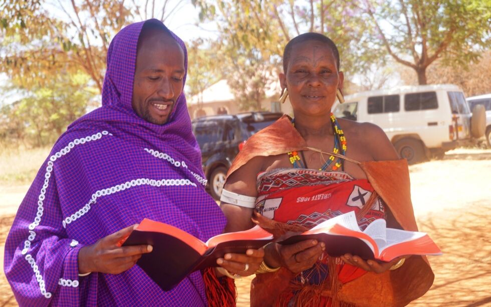 707 millioner mennesker fikk Bibelen oversatt til sitt språk i 2020. To av dem er søskenparet Gidufana Gafufen (t.v.) og Udagayda Mudinangi i Tanzania som fikk bibelen på deres språk, Datooga.
 Foto: Bibelselskapet