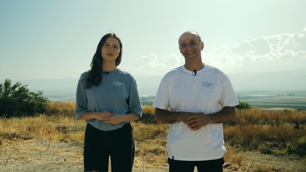 Pastor Eliav Levin og hans datter Batel leder arbeidet
