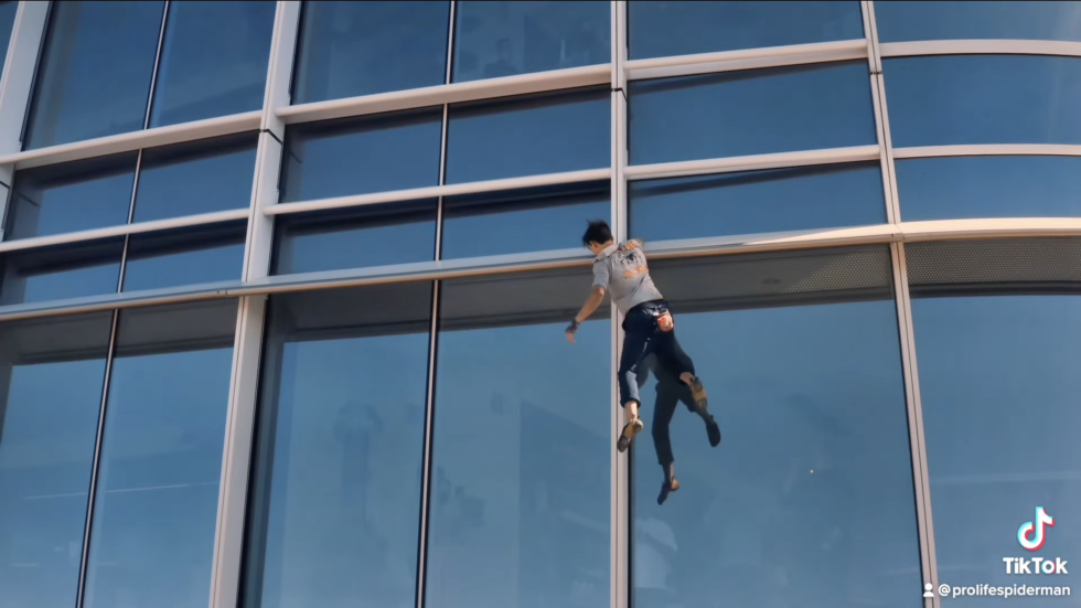 Maison Des Champs, Pro-Life-Spiderman, klatrer her på skyskraperen Salesforce Tower i San Francisco.
 Foto: Skjermdump YouTube