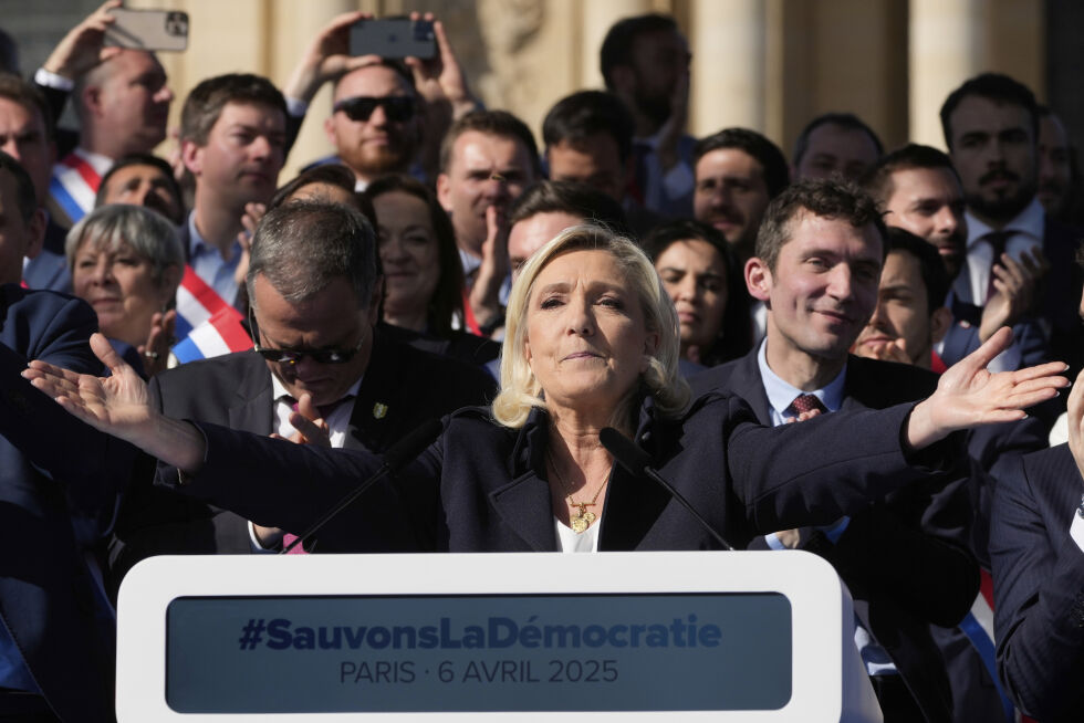 Marine Le Pen i Paris søndag.
 Foto: Michel Euler / AP / NTB