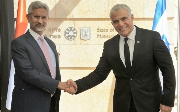 Indias utenriksminister i Israel for å øke bilaterale og økonomiske bånd