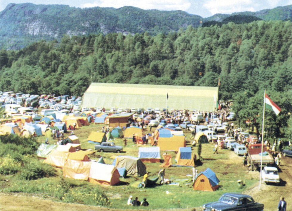 FØRST I TELT: … Siden i hall, bygget på dugnad. Det første stevnet ble arrangert i 1964.
 Foto: Gjengitt med tillatelse fra Troens Bevis