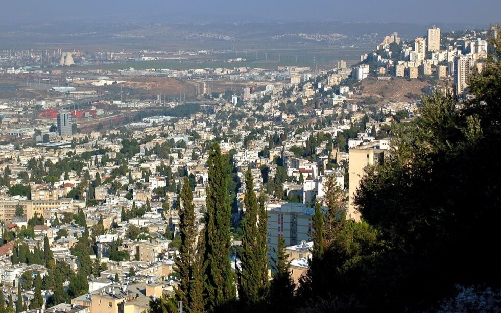 Den nordlige Jezreeldalen og Karmelberget sett fra Haifa. Det er foreløpig umulig å datere med sikkerhet restene av den gamle vingården som ble avdekket ikke langt fra Jezreel, en bosetning som har vært kontinuerlig utbygd i tusenvis av år.
 Foto: Loopstation/Wikipedia