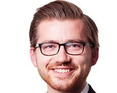 Vil ha med KrF, men utelukker ingen muligheter
