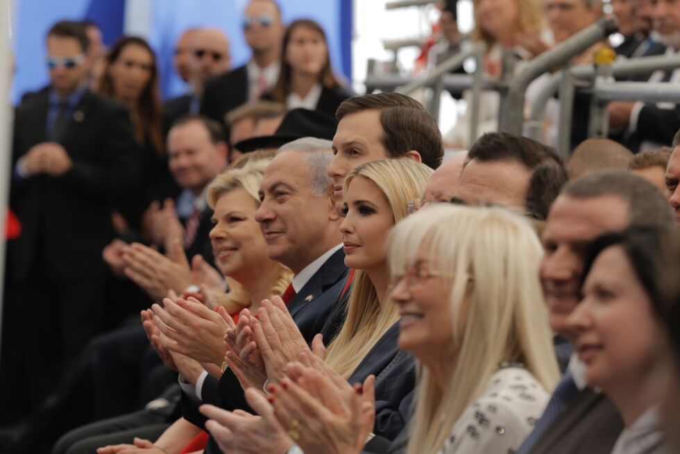 HISTORISK: Benjamin og Sara Netanyahu sammen med Jared Kushner, Ivanka Trump og Steve Mnuchin under åpningsseremonien. Foto: AP / NTB Scanpix