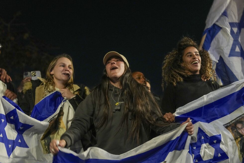 Det var jubel i Tel Aviv på søndag da Emily Damari, Doron Steinbrecher og Romi Gonen ble løslatt etter å ha vært gisler i Gaza i over 15 måneder.
 Foto: Ariel Schalit / AP / NTB