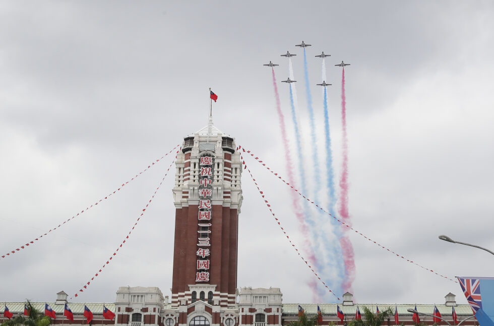 Flyakrobatikk under nasjonaldagen i forrige uke.
 Foto: Chiang Ying-ying / AP / NTB