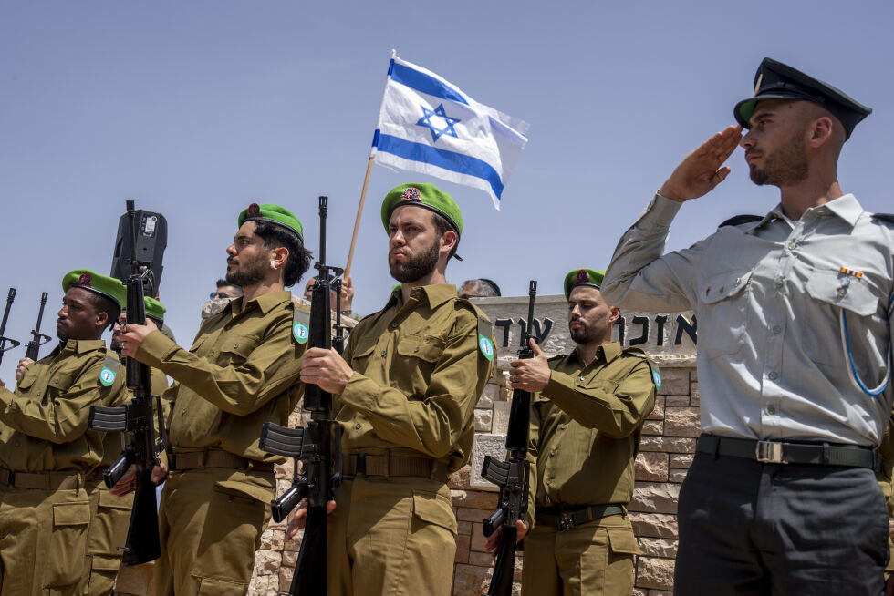 ISRAEL 22. APRIL 2024: Israelske soldater står æresvakt etter at major Dor Zimel mistet livet i et rakettangrep fra Hizbollah 17. april.
 Foto: NTB/AP/Ariel Schalit