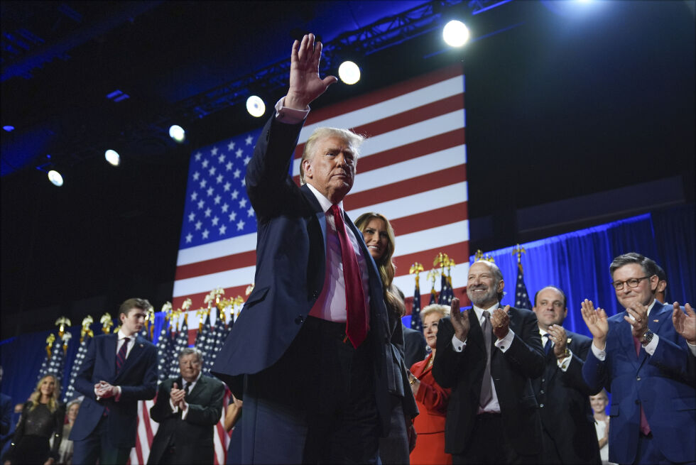 Brakvalg: Donald Trump etter valgskredet sammen med Melania Trump i Palm Beach Convention Center i  Flordia.
 Foto: AP Photo/Evan Vucci /NTB