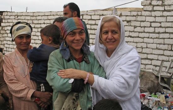 FIKK PRIS: Egyptiske Mama Maggie (t.h) fikk tildelt arabisk håpspris av sjeik Mohammed Bin Rashed for sitt arbeid i slummen i Kairo.
 Foto: Stefanusalliansen