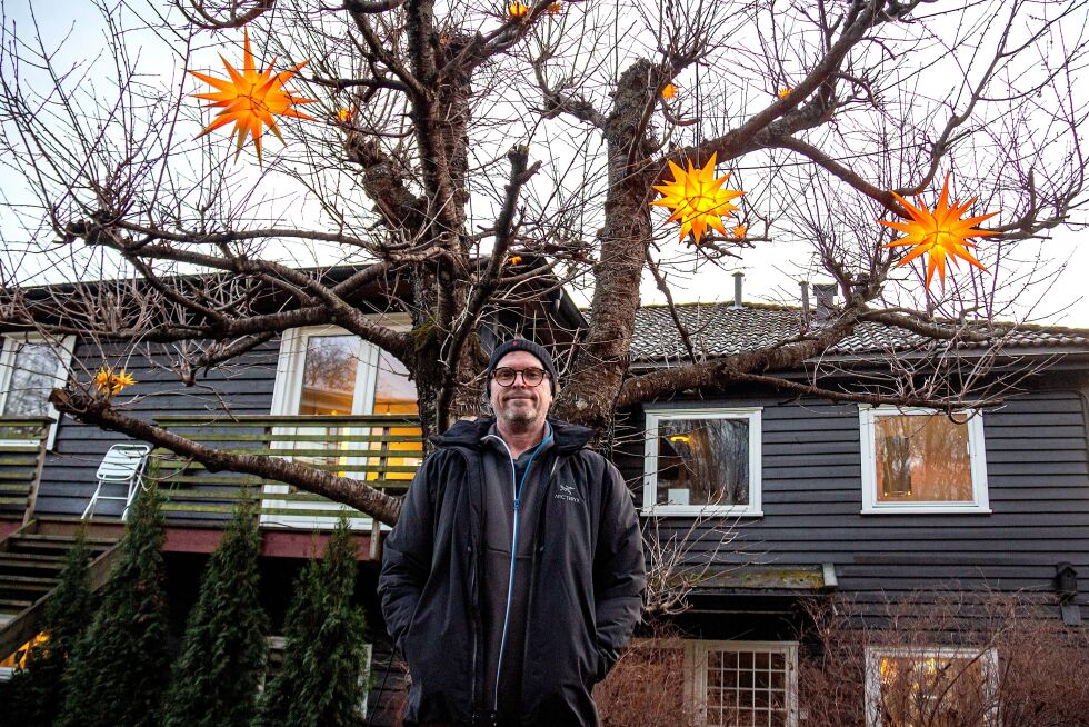 STJERNEKAR: Fredrik Hjermstad liker å spre glede. Fra hjemmet sitt har han i ti år importert julestjerner som gir nordmenn en strålende jul, og selv har han selvsagt flere stjerner i hagen.
 Foto: Kjersti McElwee, KPK