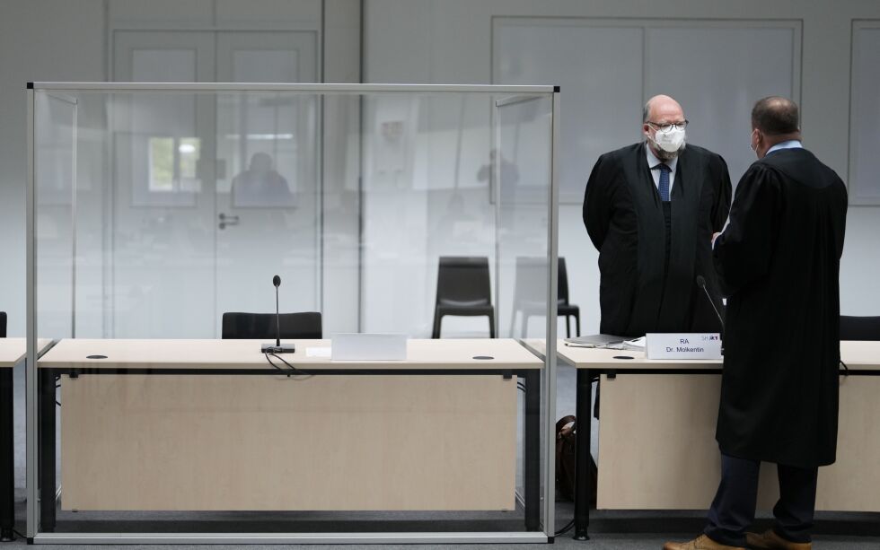 Jurister snakker sammen i rettssalen i Tyskland der saken mot 96-åringen holdes.
 Foto: Markus Schreiber / AP / NTB