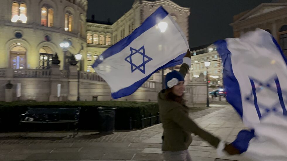 Reidun Songe fremfører her en dans med Israelske flagg ved Stortinget.
 Foto: Daniel Haddal.