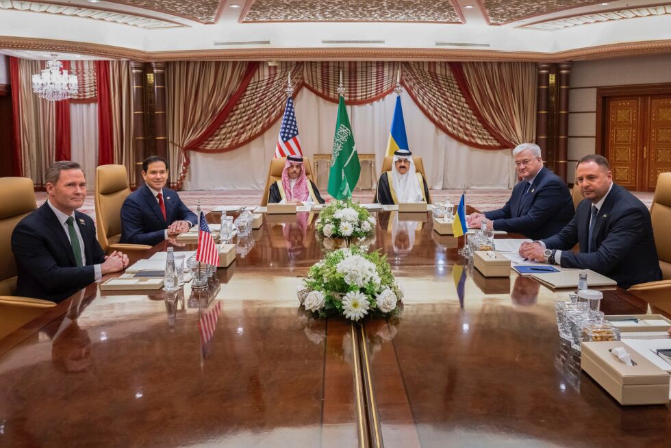 USAs utenriksminister Marco Rubio og USAs nasjonale sikkerhetsrådgiver Mike Waltz på venstre side av bordet, mens Ukrainas utenriksminister Andrij Sybiha og Zelenskyjs stabssjef Andrij Jermak sitter på den høyre siden.
 Foto: Saul Loeb / Pool Photo via AP / NTB