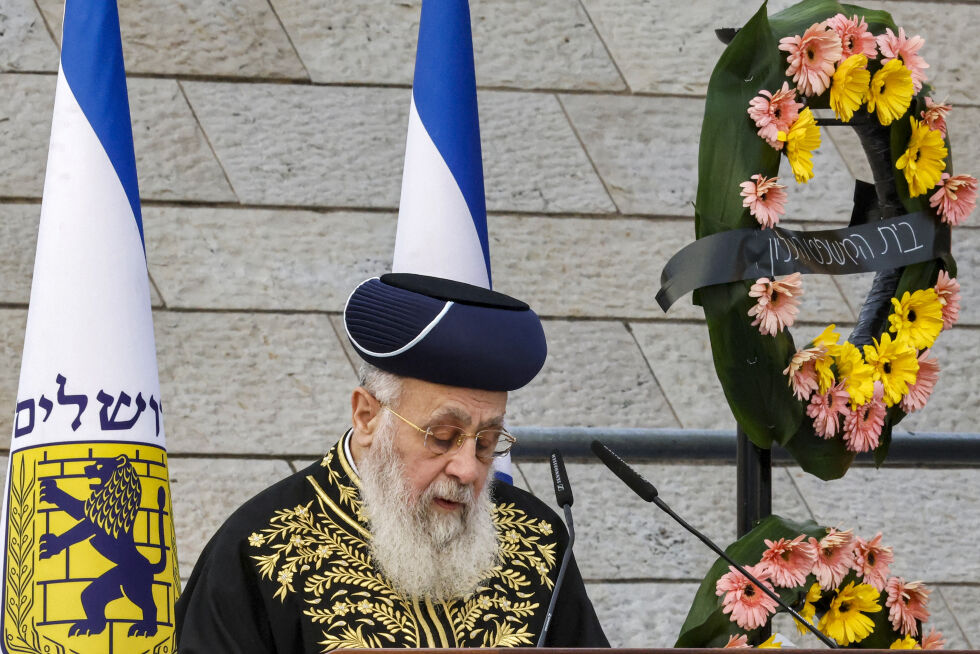 Yitzhak Yosef, sefardisk sjefrabbiner i Israel, holder en tale under den årlige seremonien for minnedagen for falne soldater, ved Yad LaBanim-minnesmerket i Jerusalem, mandag 24. april 2023.
 Foto: Marc Israel Sellem/Pool via AP/NTB.