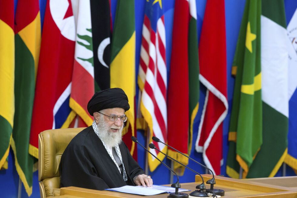 Her taler Irans øverste leder, Ayatollah Ali Khamenei, om «kreftsvulsten» Israel, på en konferanse i Teheran tirsdag 21. februar.
 Foto: AP.