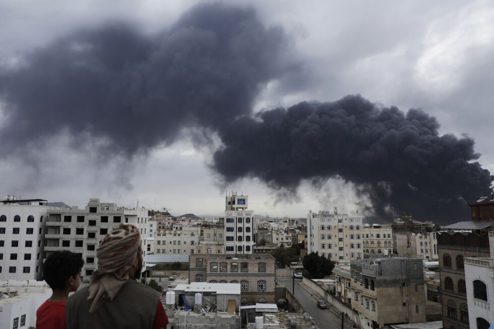 Jemenitter ser på mens røyken bølger opp etter israelske luftangrep rettet mot et kraftverk og Sanaa flyplass, i Sanaa, Jemen, tirsdag 6. mai 2025.
 Foto: AP Photo/Osamah Abdulrahman/NTB