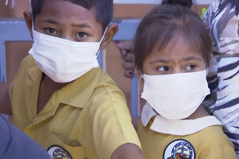 Disse barna fra Apia på Samoa sitter på en helsestasjon og venter på å bli vaksinert mot meslinger.
 Foto: AP / NTB Scanpix