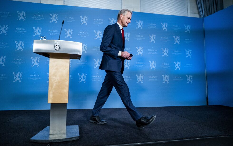 Flere departementer får nye oppgaver og nytt navn fra nyåret, opplyser Statsministerens kontor. På bildet er statsminister Jonas Gahr Støre på vei ut fra en av mange pressekonferanser denne høsten og vinteren.
 Foto: Håkon Mosvold Larsen / NTB