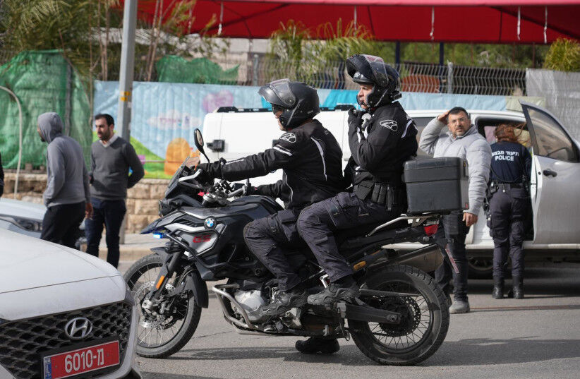 Politistyrker søker etter terroristen som knivstakk en 64-åring i Jerusalem, 6. mars 2024.
 Foto: Police Spokepersons's Unit, i Jerusalem Post.