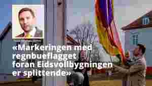 – Regnbueflagget ved Eidsvollbygningen representerer et nytt utenforskap