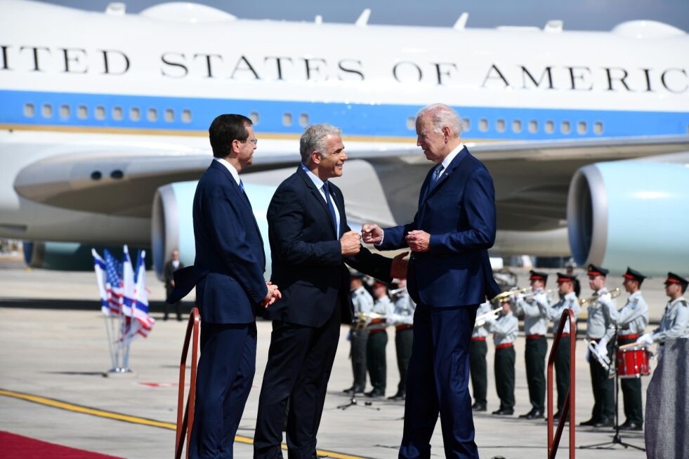 USAs president Joe Biden (t.h.) hilser på Israels statsminister Yair Lapid og president Isaac Herzog (t.v.) under den offisielle mottakelsen på Ben Gurion lufthavn.
 Foto: Haim Zach (GPO)