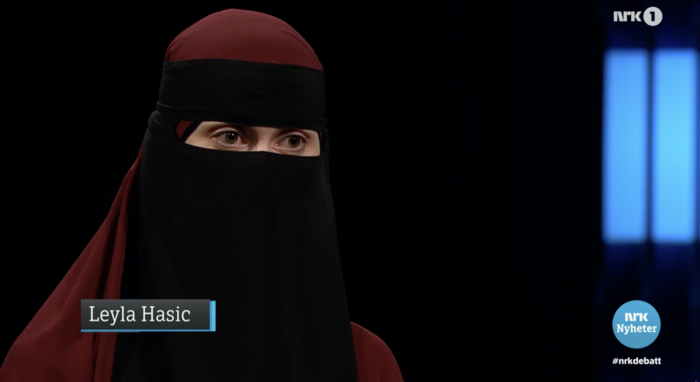 Med og uten: – Norske muslimske kvinner kan bruke og kaste niqab og hijab etter eget forgodtbefinnende. Har de et romantisert forhold til islam? spør Trine Overå Hansen.
 Foto: Skjermdump NRK