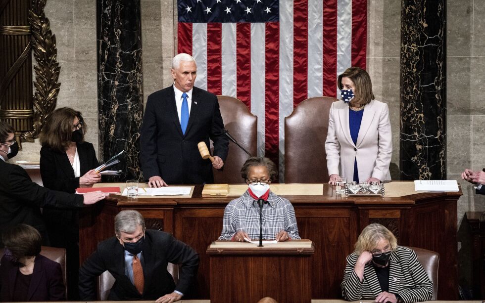 Demokratens leder i Representantenes hus Nancy Pelosi forsøker å tvinge visepresident Mike Pence til å avskjedige president Donald Trump ved å bruke det 25. grunnlovstillegget.
 Foto: Erin Schaff / NTB