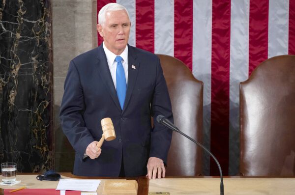 Mike Pence hylles og trues på livet