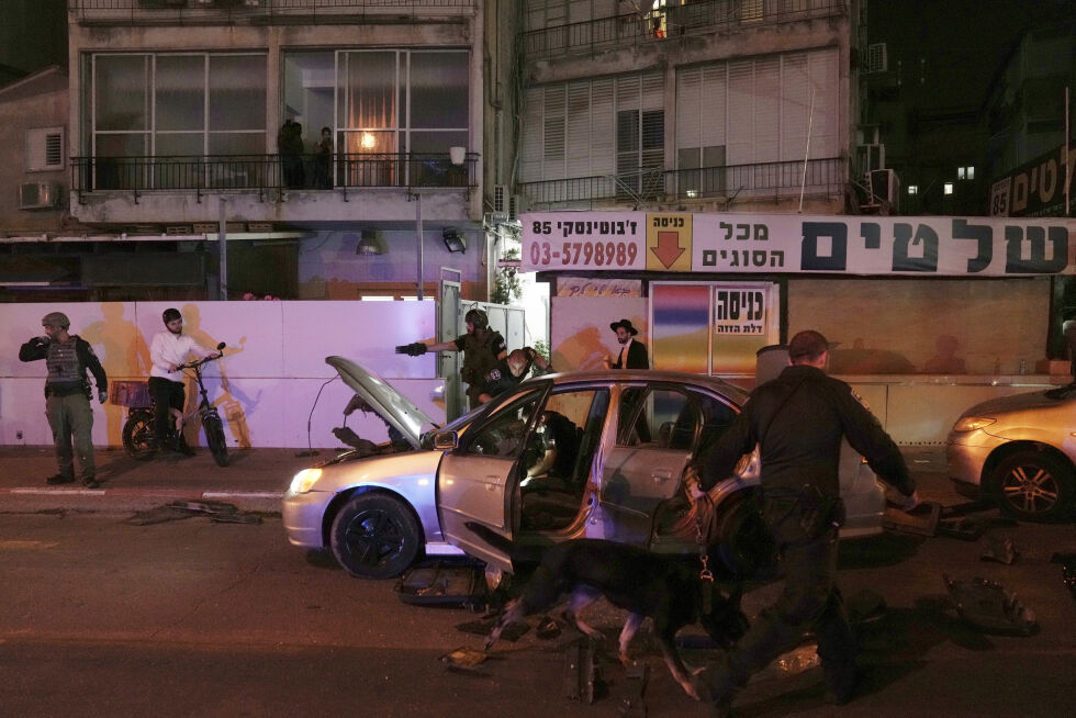 Israelsk politi undersøker et av åstedene i Bnei Barak tirsdag kveld. Gjerningspersonen ble skutt og drept av politiet.
 Foto: Oded Balilty / AP / NTB