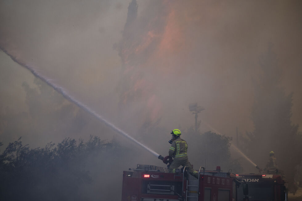Det brøt søndag ut en brann i et skogområde i Jerusalem. Brannen spredte seg blant annet til en bygning knyttet til Israel-museet.
 Foto: Leo Correa / AP / NTB