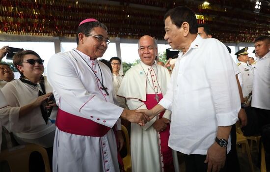 TAUSHET: De Filippinske biskopene tar nå bladet fra munnen om presidentens blodige framferd. Her møter president Rodrigo Duterte (t.h) biskop Crispin Varquez i desember i fjor. I midten står lederen for Catholic Bishops' Conference of the Philippines (CBCP) erkebiskop Romulo Valles. FOTO: Simeon Celi Jr. presidentens kommunikasjonsavdeling/ Wikimedia