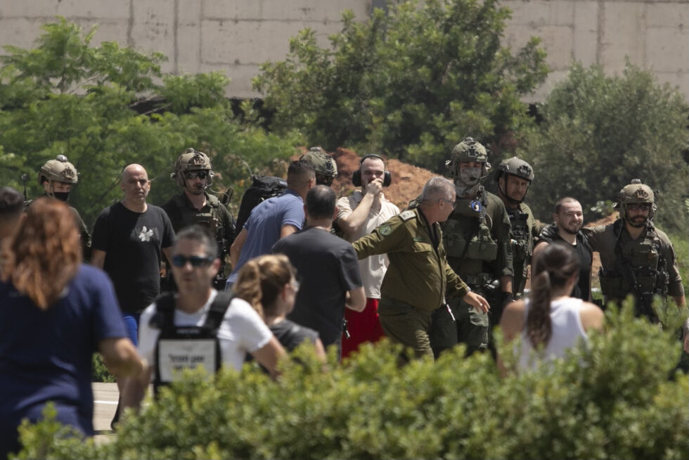 Andrey Kozlov, 27, Shlomi Ziv, 40, og Almog Meir Jan, 21, ankommer med helikopter til Sheba Medical Center i Ramat Gan, Israel, lørdag 8. juni 2024. Israel har reddet fire gisler som ble kidnappet i en Hamas-ledet angrep 7. oktober 2023. Det er den største slike gisselbergingsoperasjon siden krigen med Hamas startet i Gaza.
 Foto: AP Photo/Tomer Appelbaum / NTB