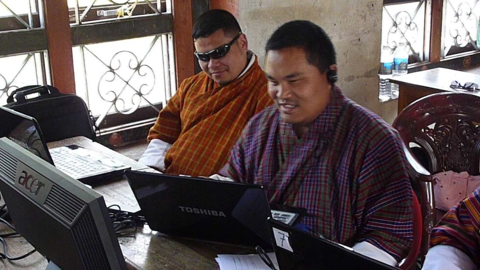 To blinde studenter får undervisning i bruk av PC
 Foto: Privat
