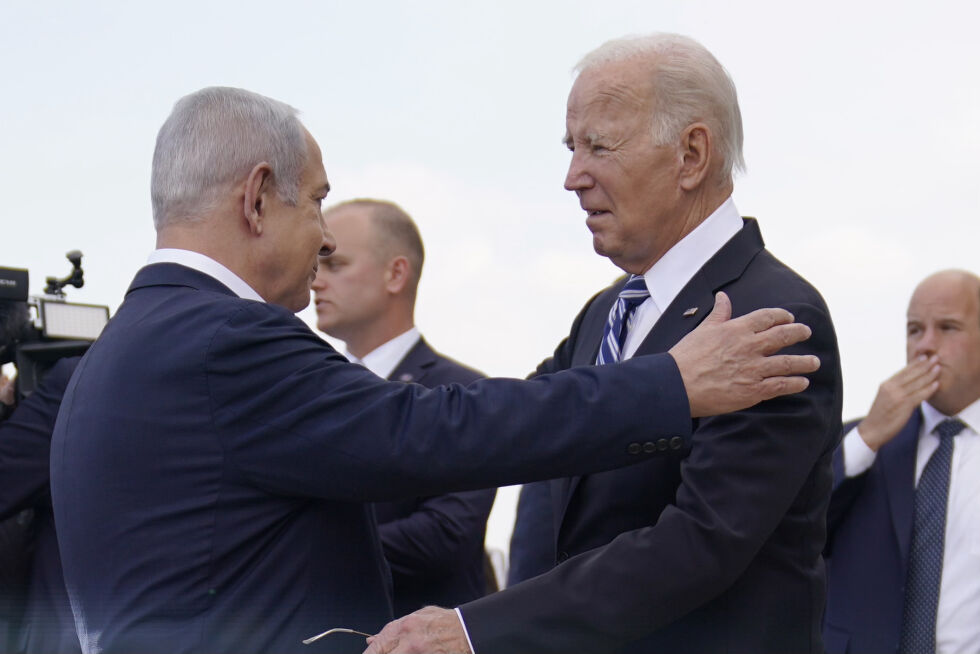 Israels statsminister Benjamin Netanyahu tar imot USAs president Joe Biden på Ben Gurion Internasjonale flyplass. Biden er i Israel for å støtte landet etter det grusomme terrorangrepet til Hamas lørdag. 7. oktober.
 Foto: Evan Vucci/Ap/NTB