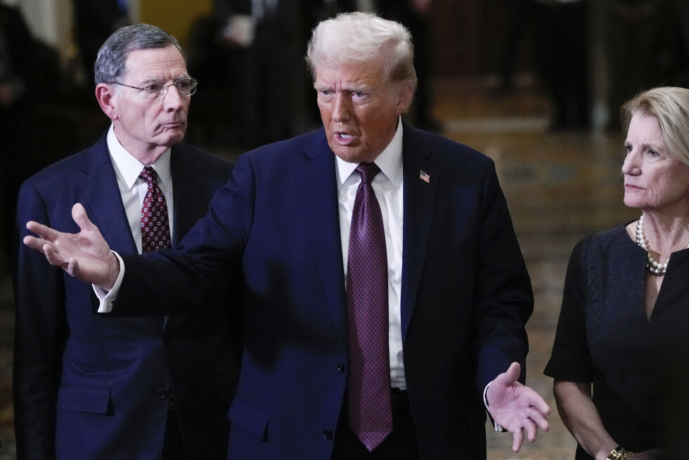 Påtroppende president Donald Trump snakker med journalister etter et møte med republikansk ledelse på Capitol, 8. januar i Washington.
 Foto: NTB/AP
