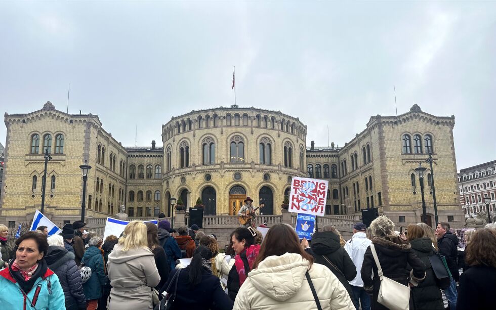 KVINNEDAGEN: MIFF (Med Israel For Fred) Kristiansand organiserte en samling foran Stortinget med appeller, dikt og sang 8. mars.
 Foto: Trine O. Hansen