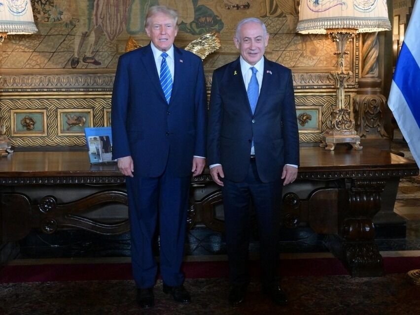 Donald Trump og Benjamin Netanyahu svarte på enkelte spørsmål fra pressen i forbindelse med møtet i Mar-a-Lago, Palm Beach, Florida.
 Foto: Amos Ben-Gershom (GPO)