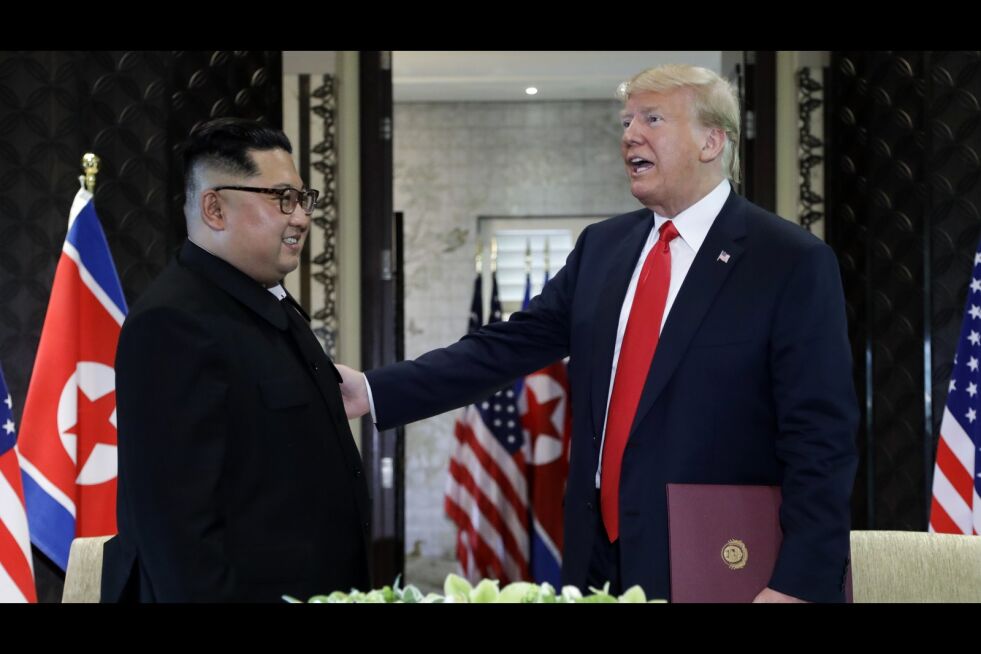 Donald Trump og Kim Jong-un etter at en felles erklæring var signert i Singapore tirsdag. Foto: Evan Vucci / AP / NTB scanpix